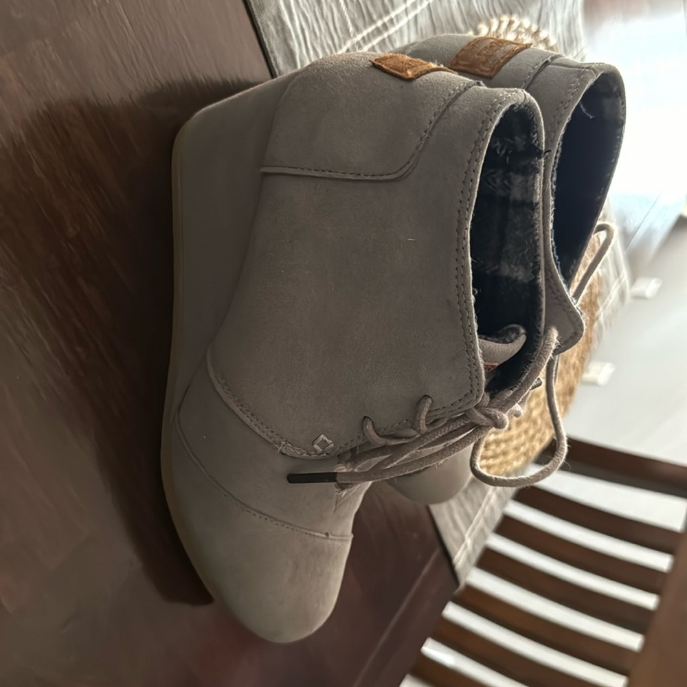 Toms wedge size 9
